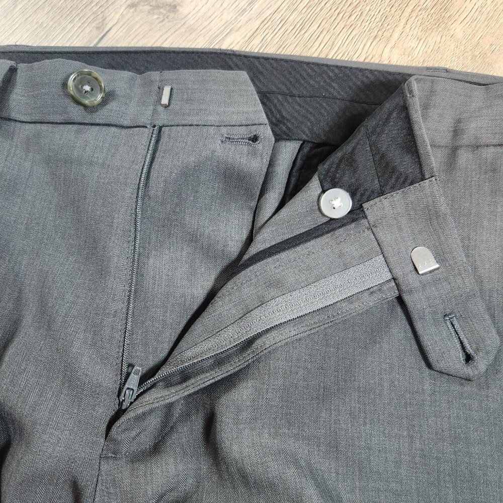 IZOD Men's Gray Dress Pants 36x32 Straight Fit Flat Front Charcoal Office Slacks - Picture 4 of 11